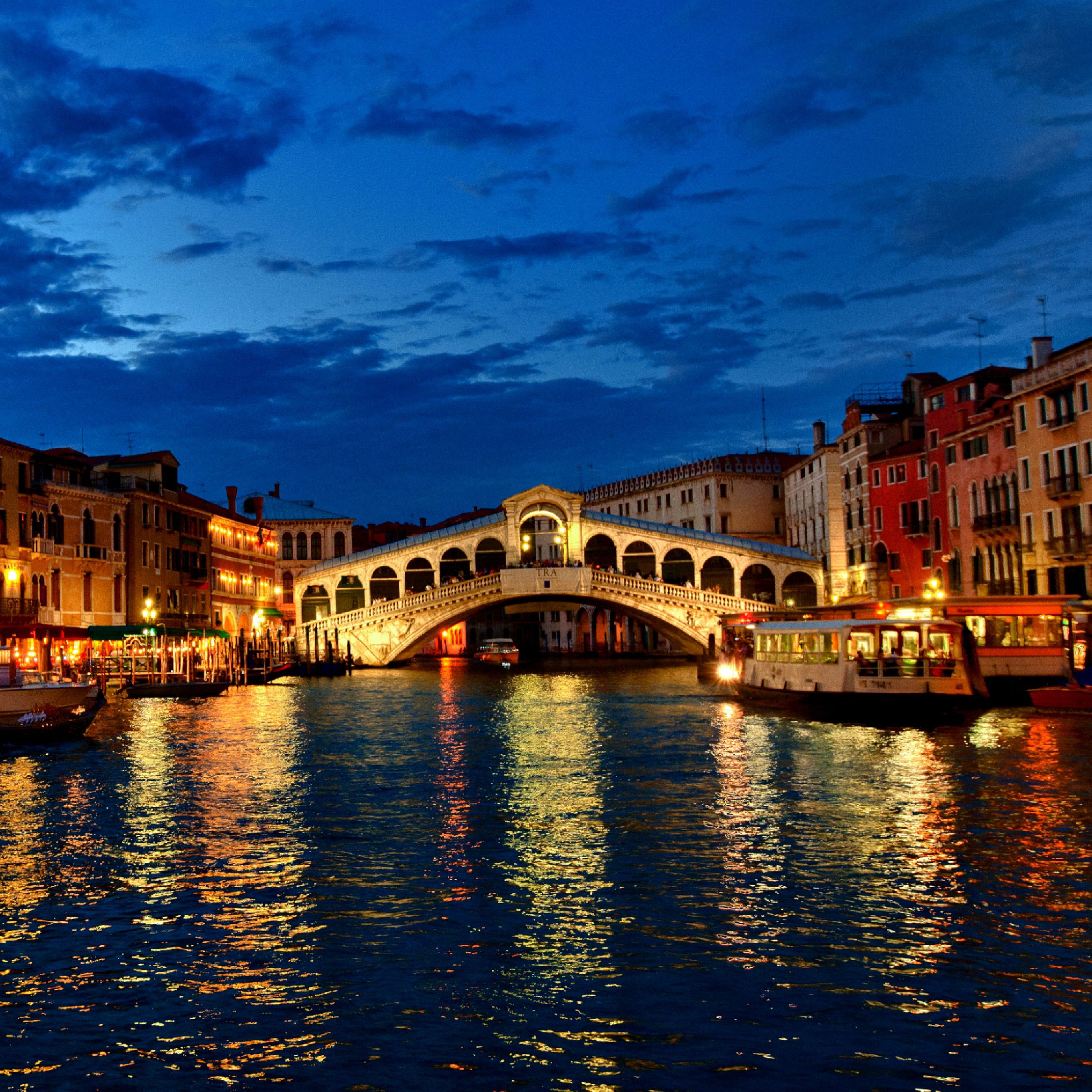 Venice Canal Gondola Boat Night Lights Ipad Pro Wallpaper - Venice , HD Wallpaper & Backgrounds