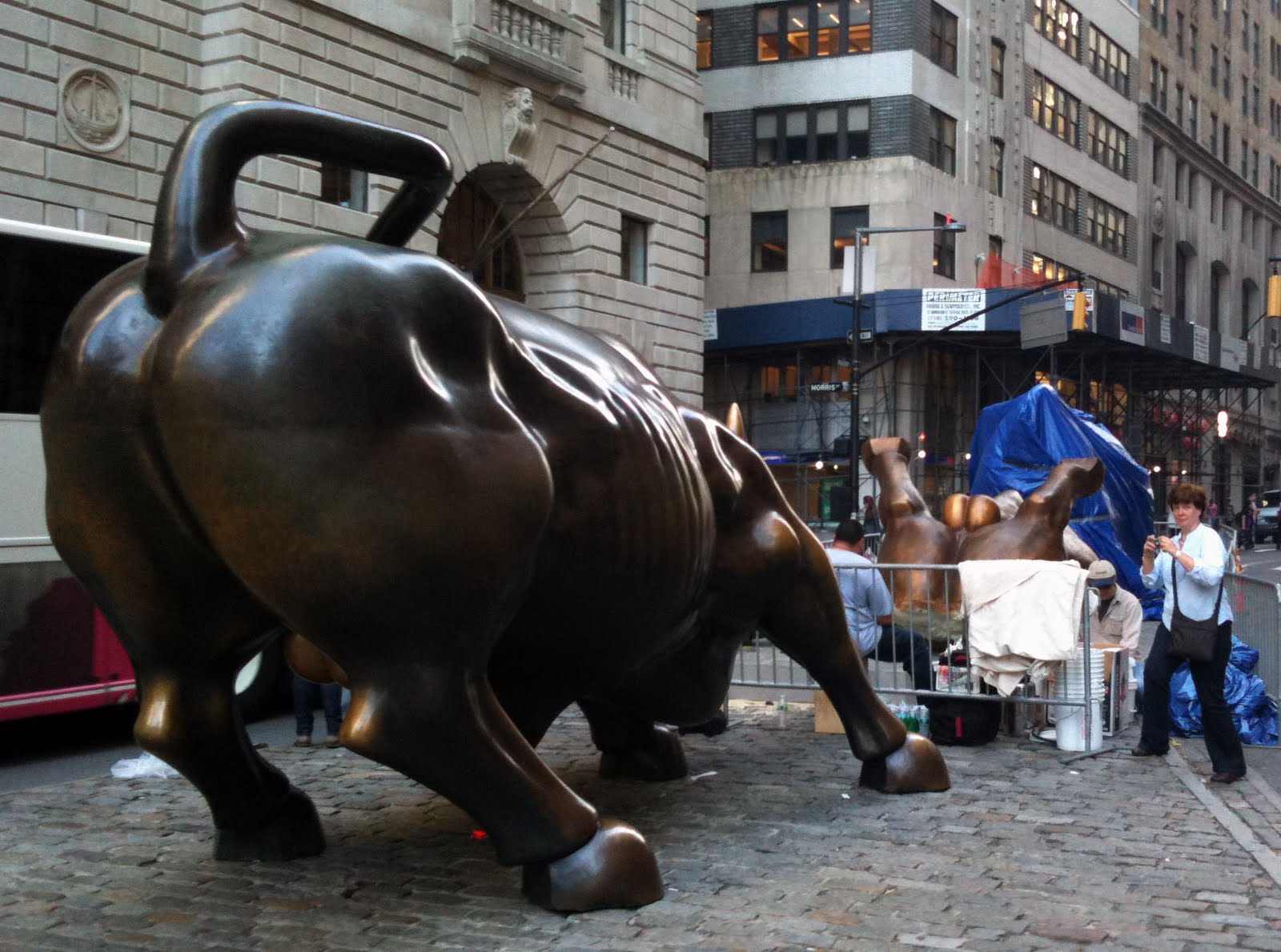 Famous Charging Bull And His New Mate Is Being Assembled - Wall Street Bull Drawing , HD Wallpaper & Backgrounds