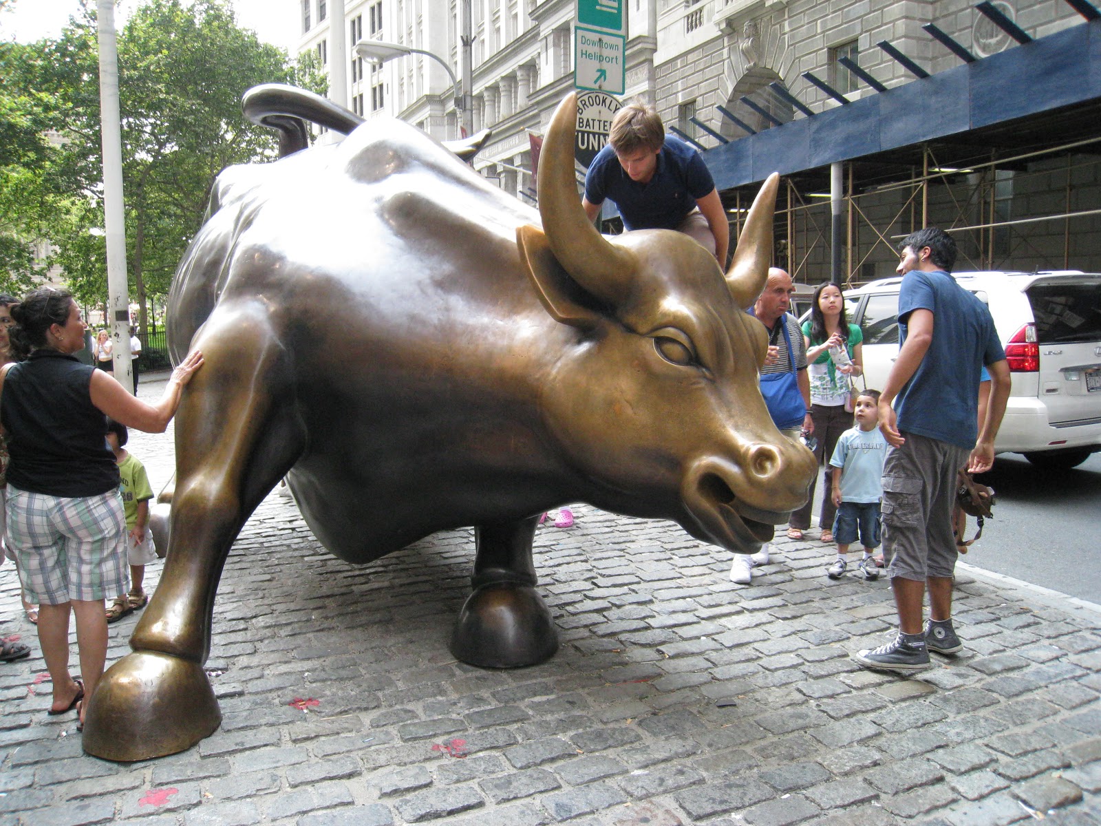 This Big Statue Of A Bull Is Right In The Middle Of - Charging Bull , HD Wallpaper & Backgrounds