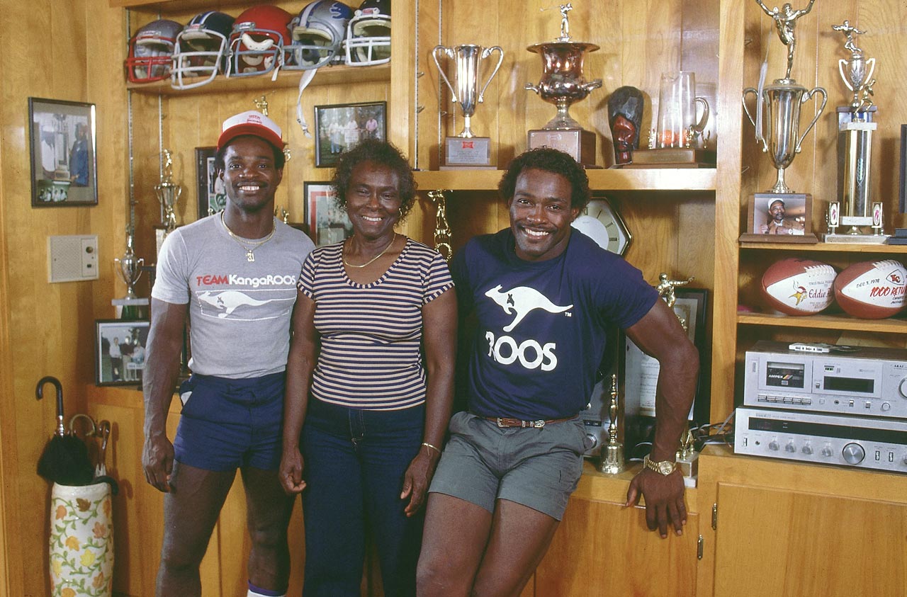 Walter Payton Poses With His Brother Eddie And Mother - Walter Payton Home , HD Wallpaper & Backgrounds