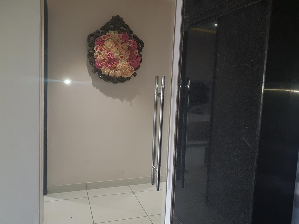 A Bathroom At Usha Farm Stay - Room , HD Wallpaper & Backgrounds