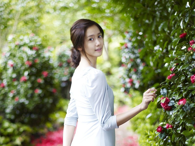 Beautiful Yoona Wallpaper Kpop - Women In Flowers Garden , HD Wallpaper & Backgrounds