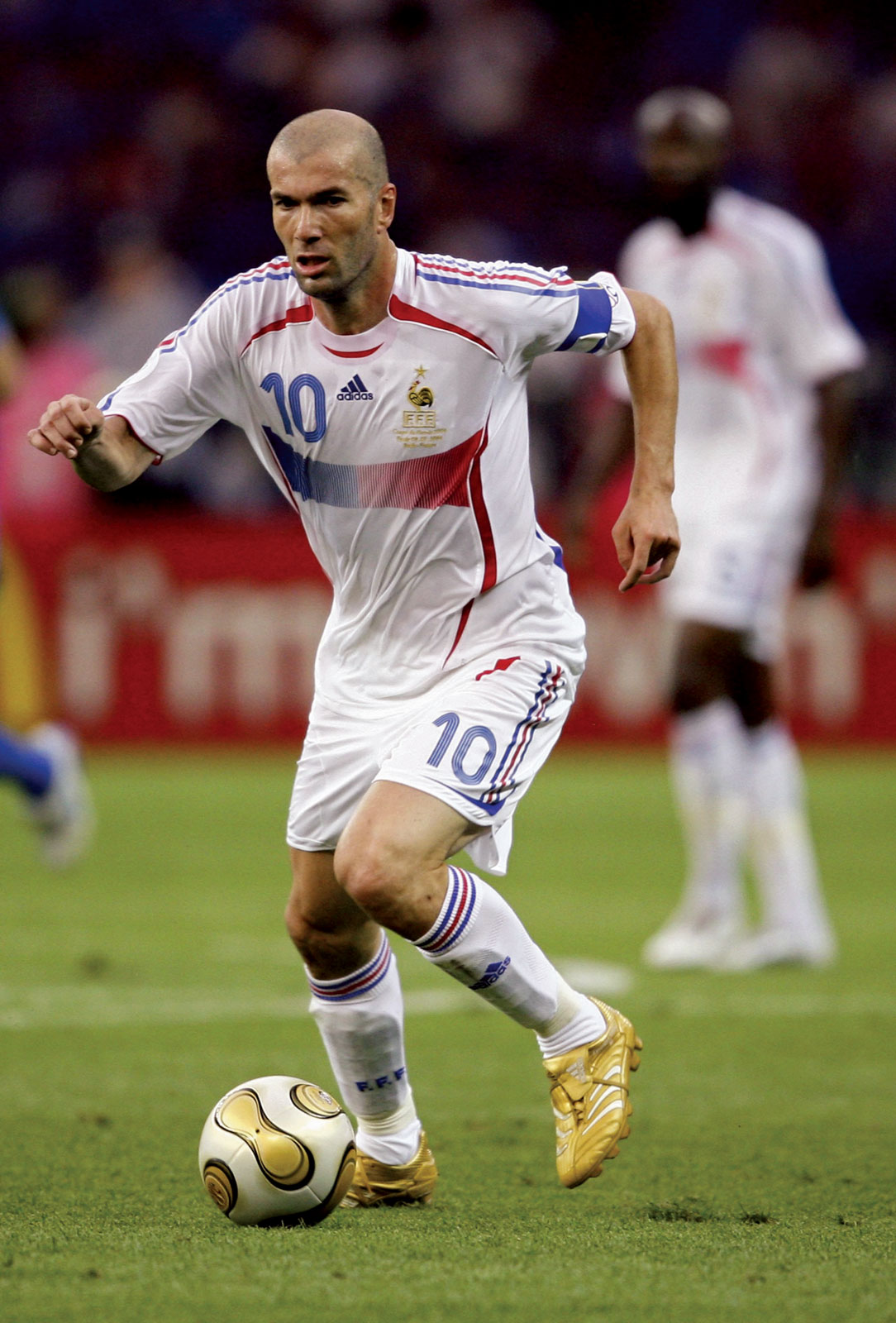 Zidane Dribble Group Picture, Image By Tag Keywordpictures - Zinedine Zidane Player , HD Wallpaper & Backgrounds
