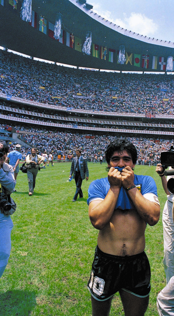 The Antique Football - Diego Maradona Wallpaper Iphone , HD Wallpaper & Backgrounds