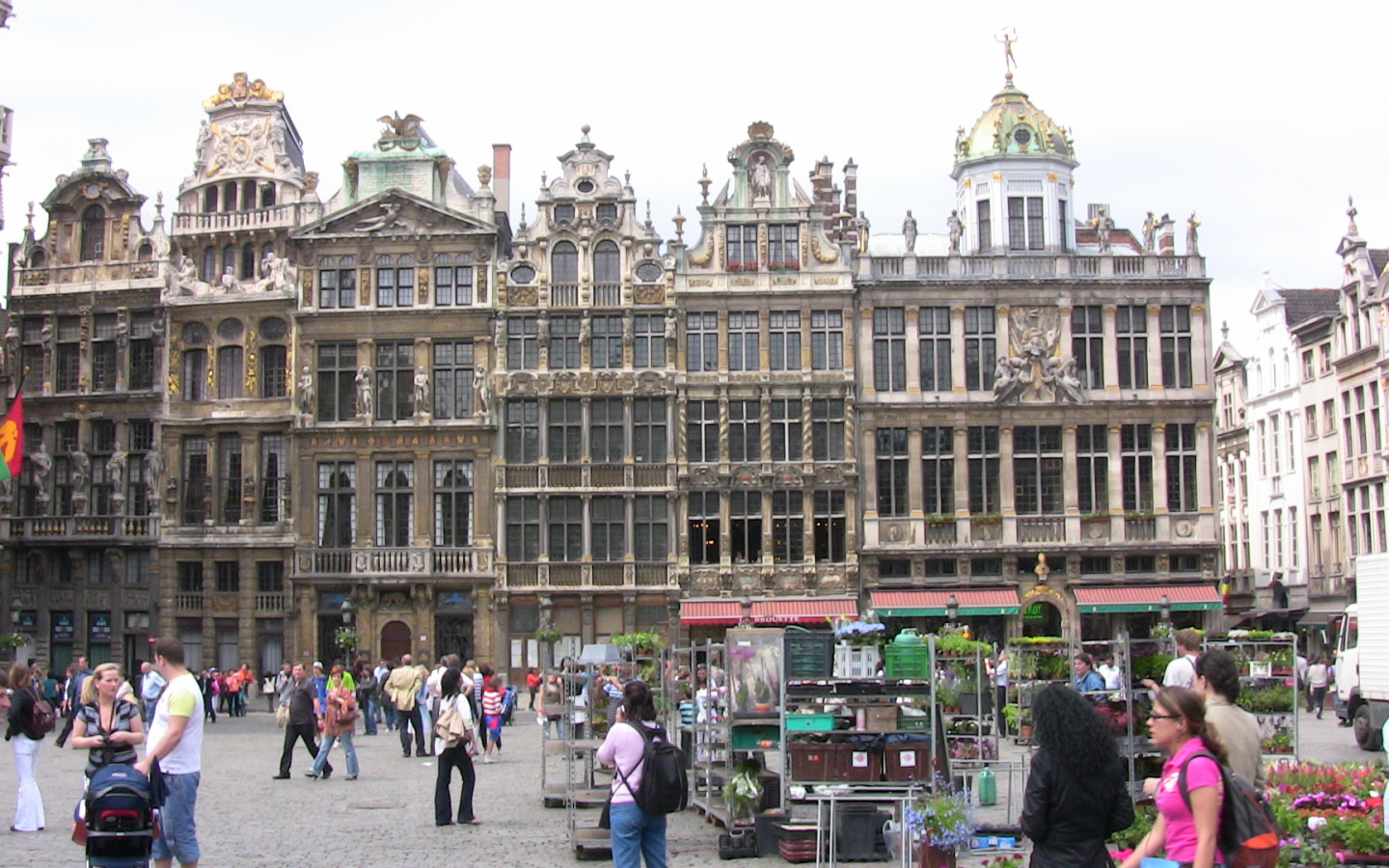Available Download Sizes - Grand Place , HD Wallpaper & Backgrounds