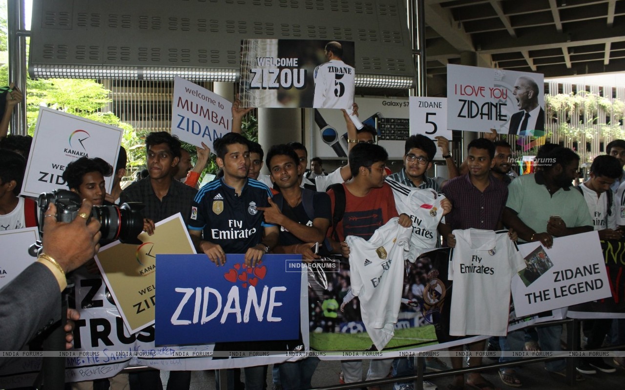 Fans Welcomes Famous Footballer Zidane At Mumbai International - Protest , HD Wallpaper & Backgrounds
