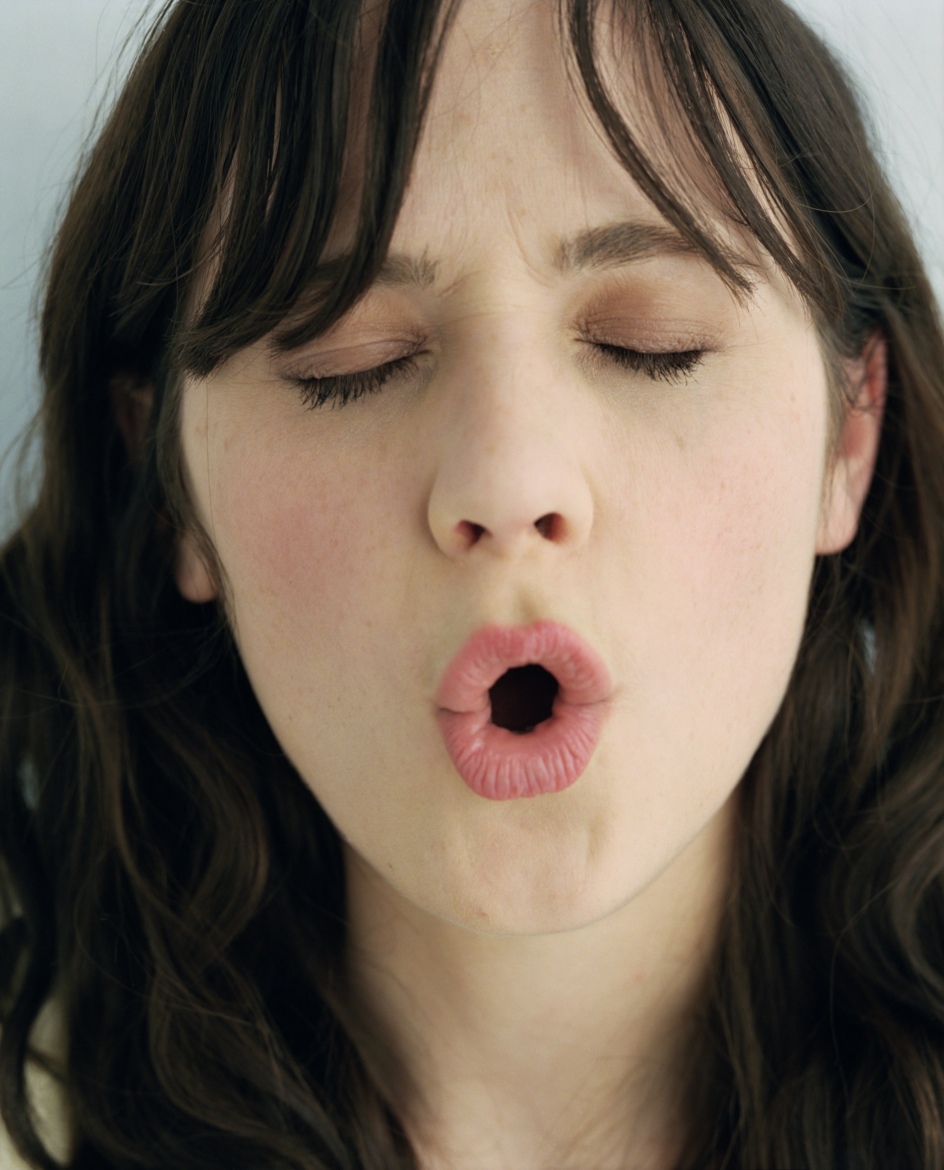 Women Closeup Actress Zooey Deschanel Open Mouth Closed - Zooey Deschanel , HD Wallpaper & Backgrounds