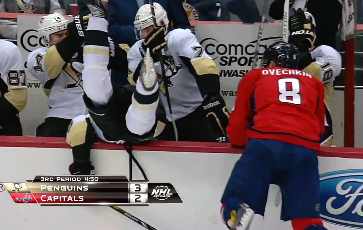 Ovechkin Hit On Sutter - Sidney Crosby Getting Punched , HD Wallpaper & Backgrounds