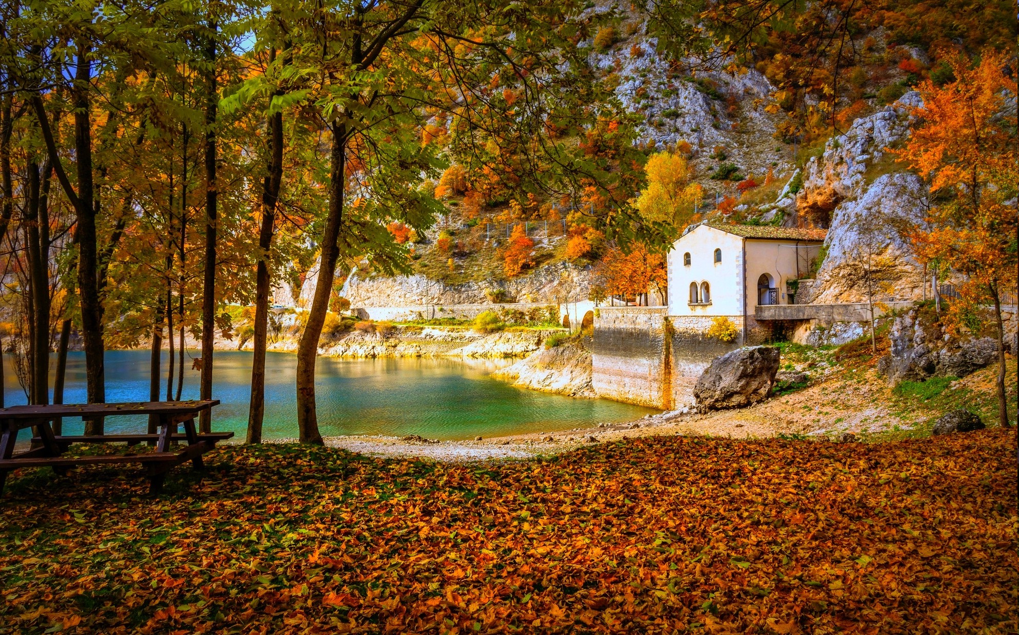 Cottage, Lake, Fall, Camping, Italy, Trees, Hill, Yellow, - Background Yellow And Orange Nature , HD Wallpaper & Backgrounds