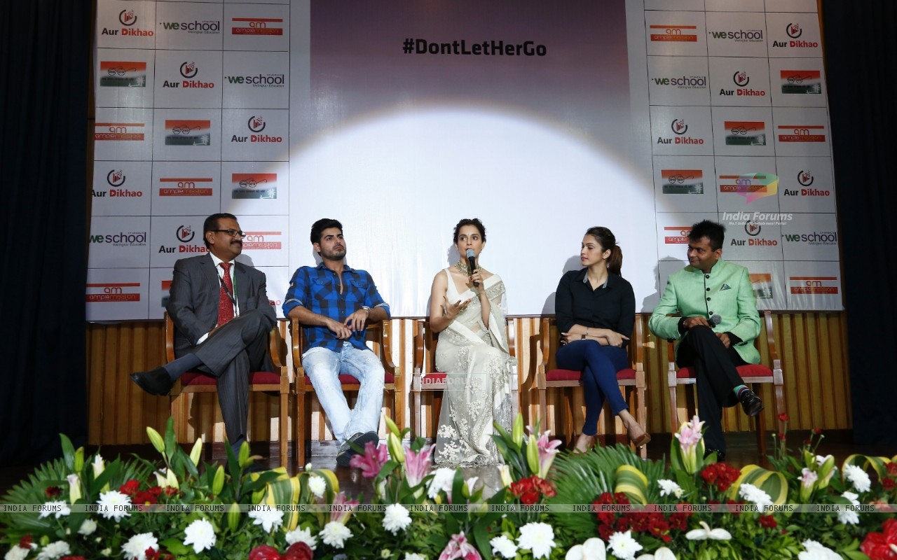 Kangana Ranaut & Omkar Kapoor At Screening Of 'don't - Award Ceremony , HD Wallpaper & Backgrounds