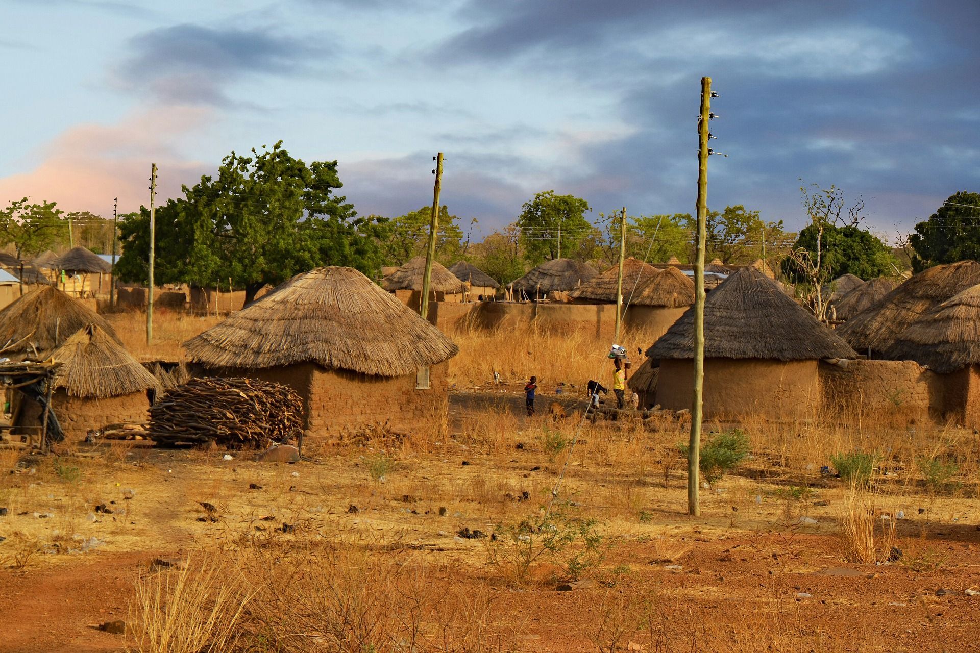 Lady With Village Hut Wallpaper Ghana Village Huts - West Africa Scenery , HD Wallpaper & Backgrounds