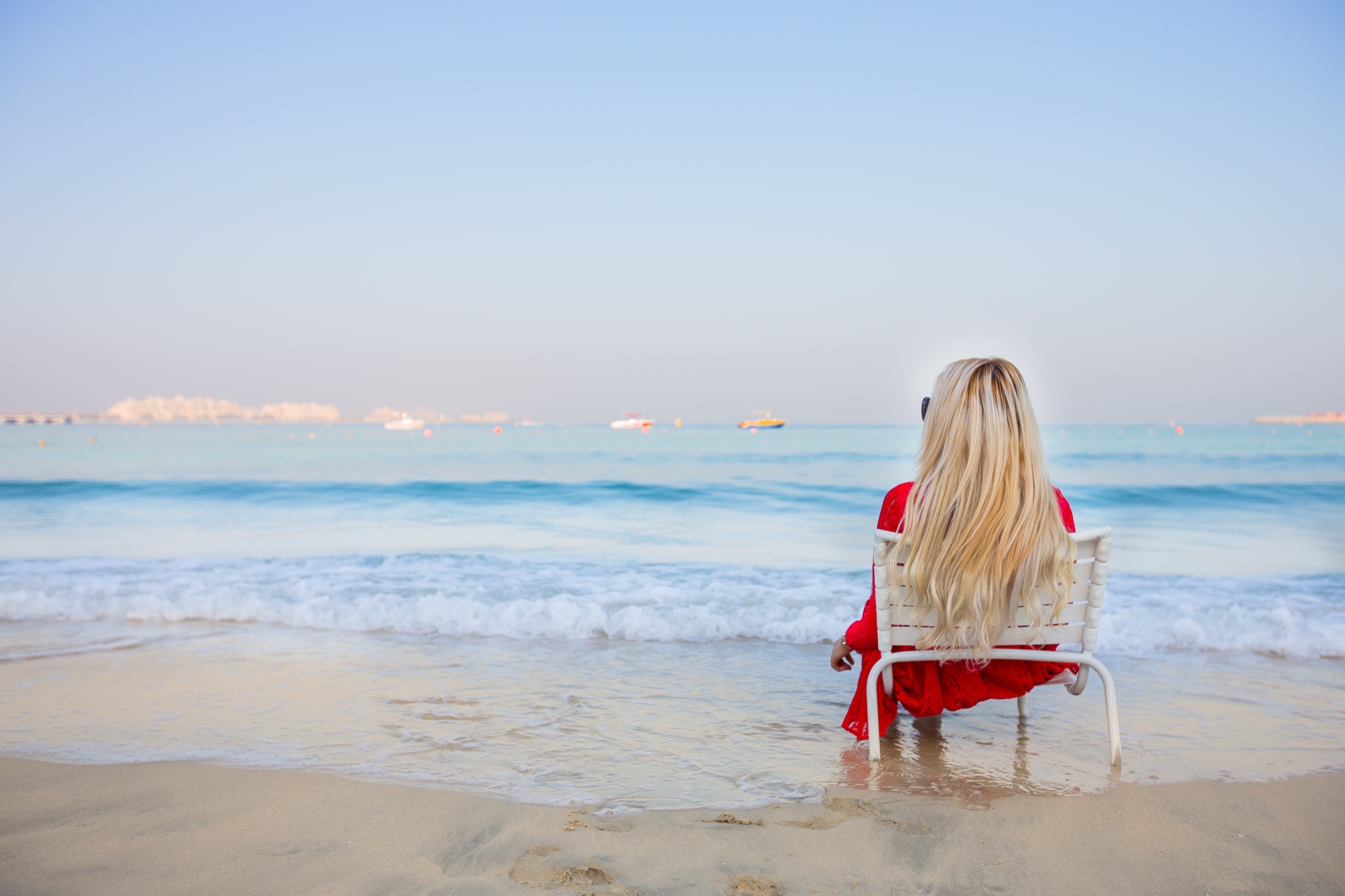 Blonde, Women, Sitting, Beach, Sea, Chair Wallpapers - Women Sitting On A Beach , HD Wallpaper & Backgrounds