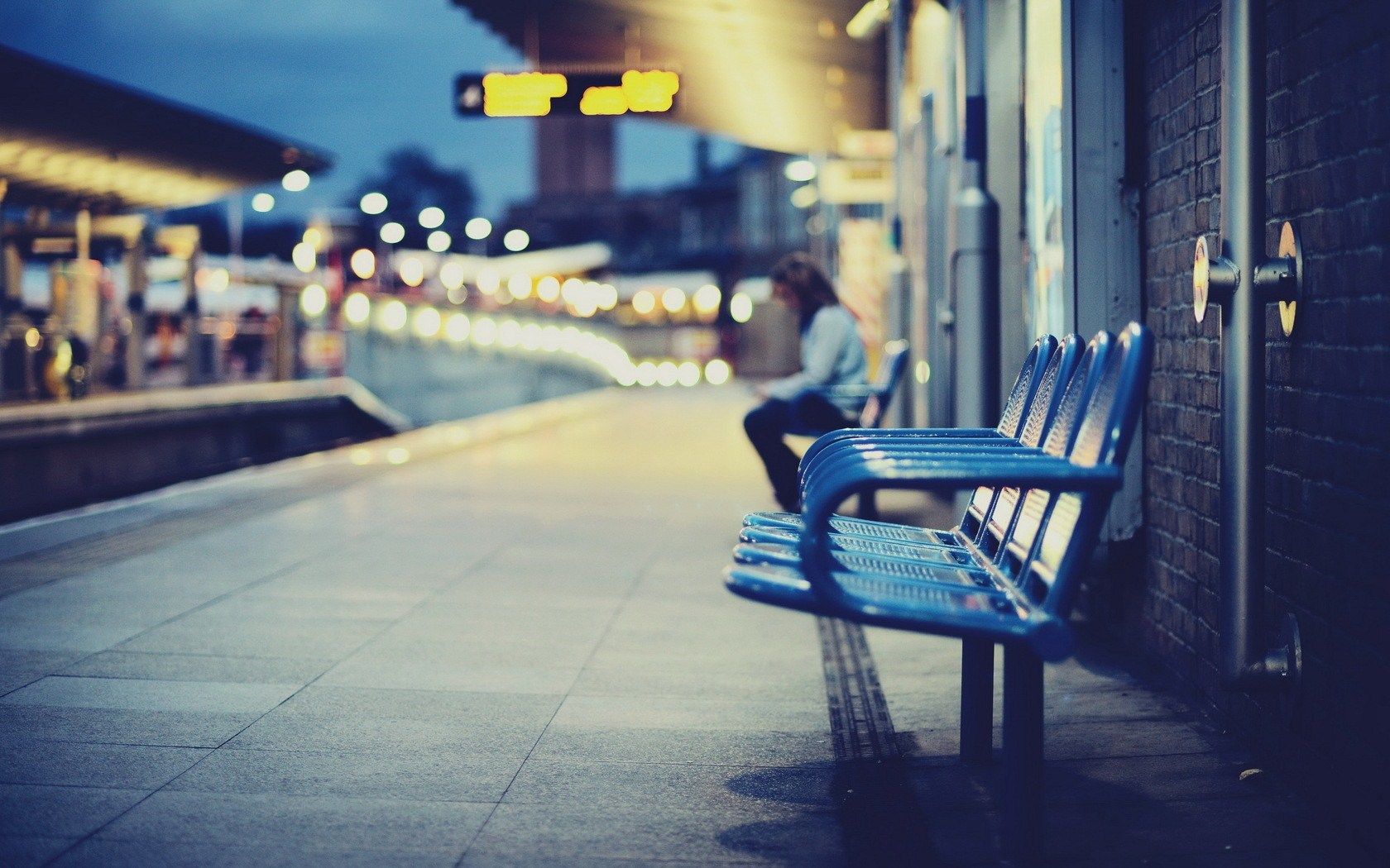 City Railway Station Chairs Blur Photo Hd Wallpaper , HD Wallpaper & Backgrounds