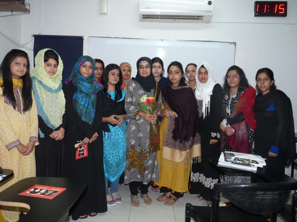 Fowzia Siddiqui Addressing The Student At Iqra University - Iqra University Karachi Gulshan Campus , HD Wallpaper & Backgrounds