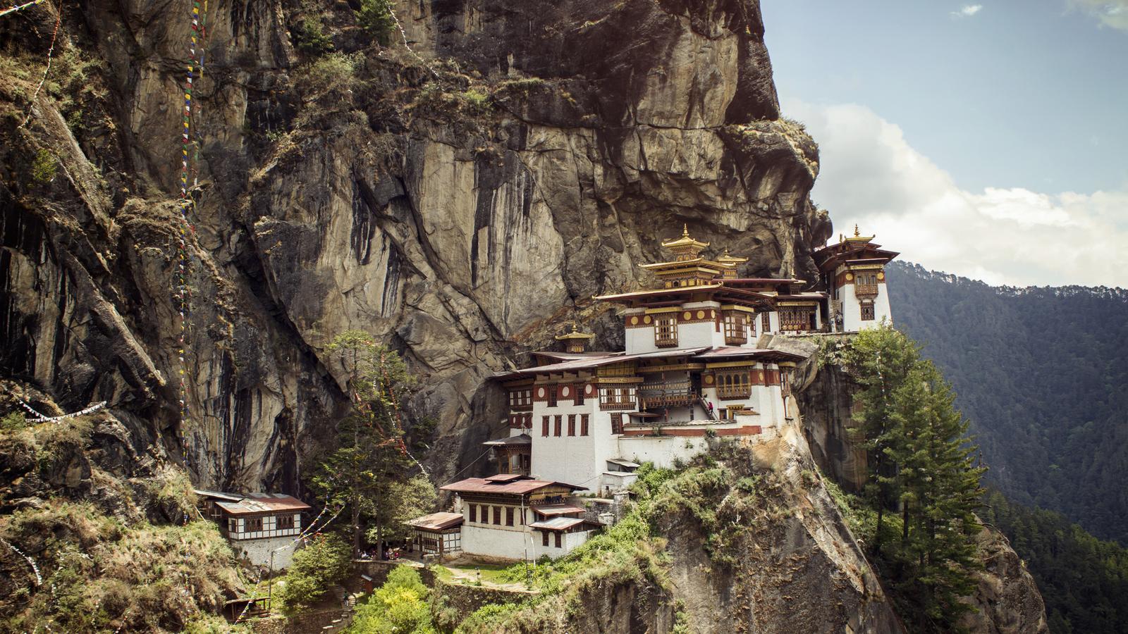 Gross National Happiness In Bhutan - Temples In Bhutan , HD Wallpaper & Backgrounds
