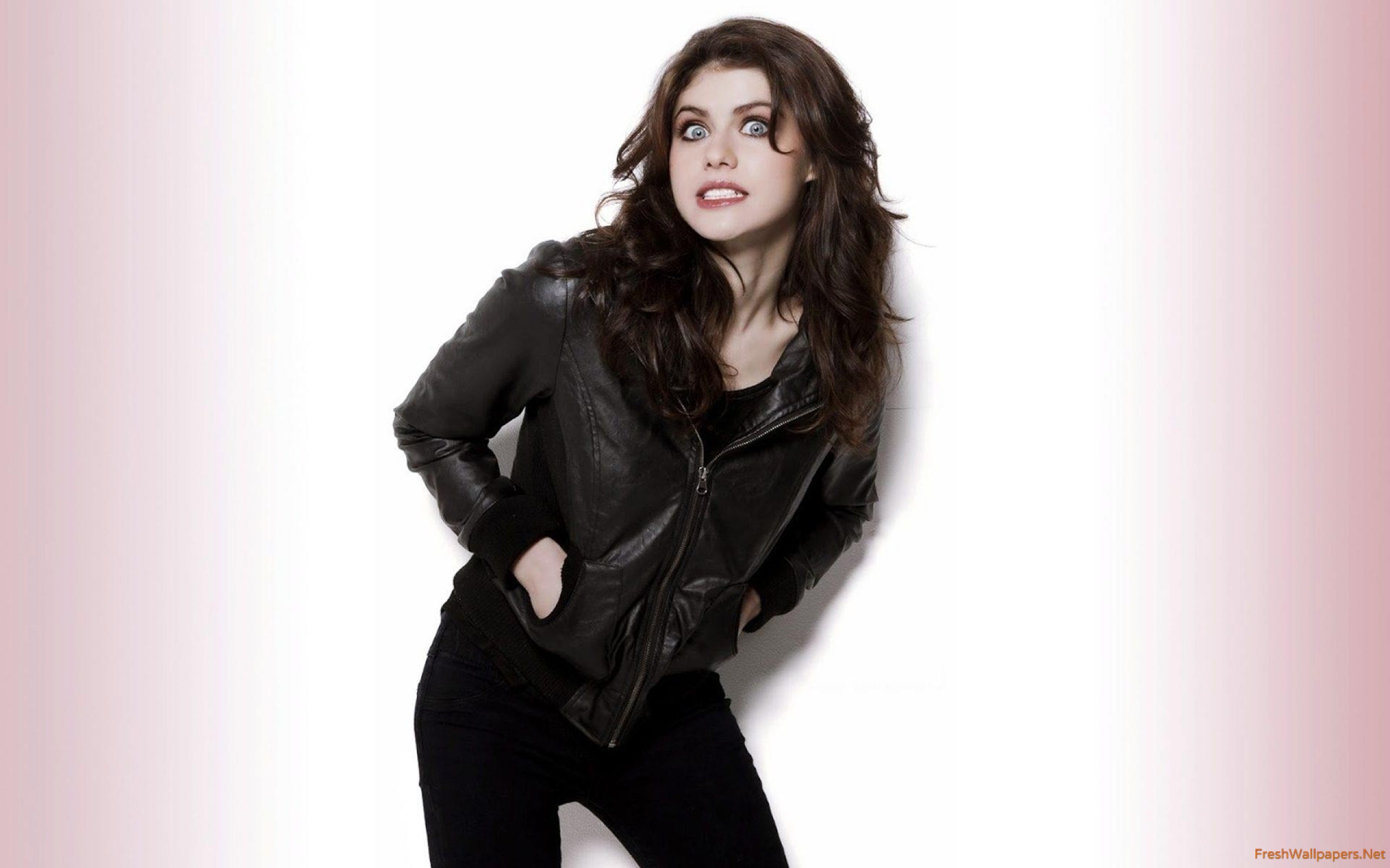 Alexandra Daddario, Leather Jacket Wallpaper - Alexandra Daddario Pc Wallpaper Hd , HD Wallpaper & Backgrounds