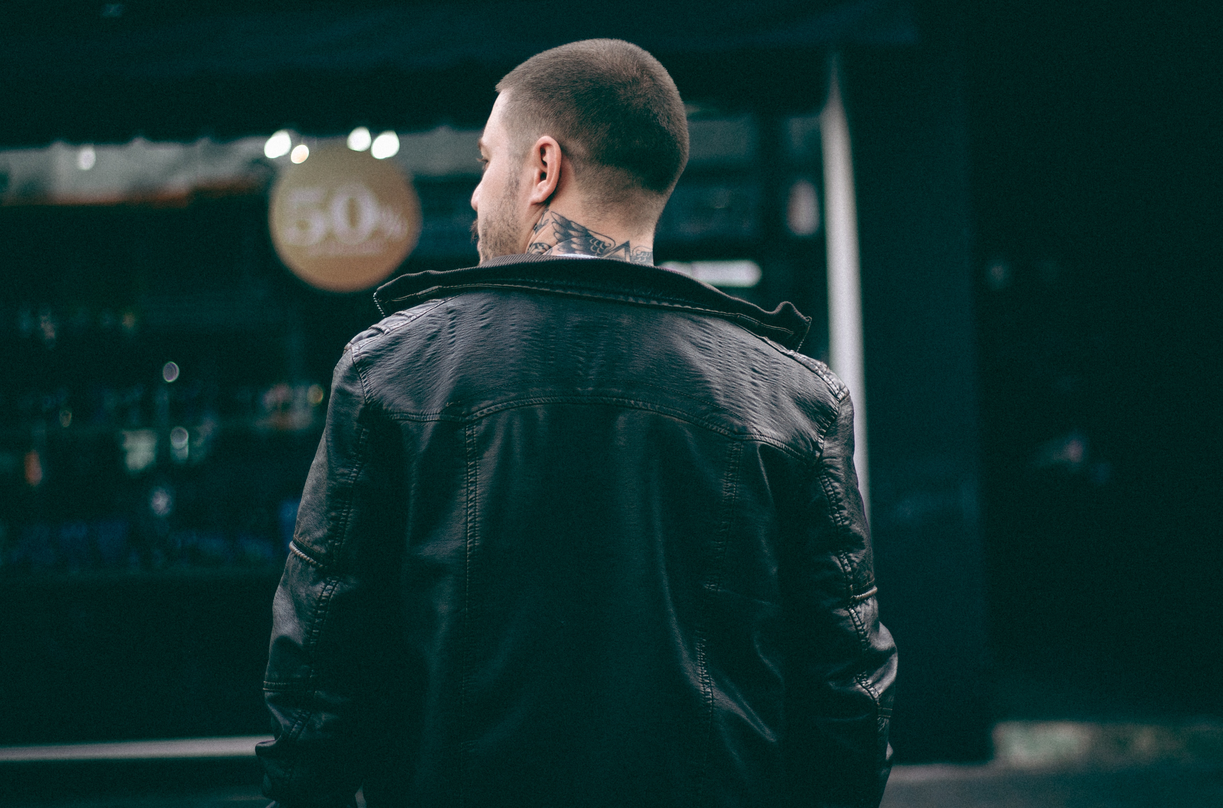 Man In Black Leather Jacket With Skin Tattoo - Tattoo Man , HD Wallpaper & Backgrounds