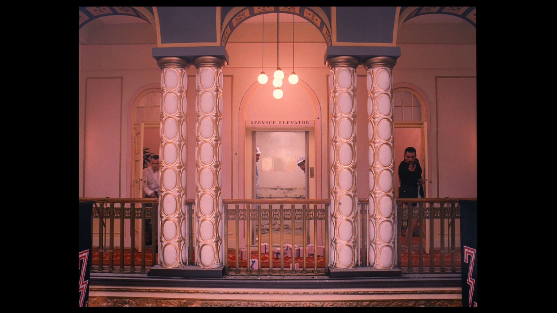 Robert Yeoman, Asc The Grand Budapest Hotel - 그랜드 부다페스트 호텔 조명 , HD Wallpaper & Backgrounds