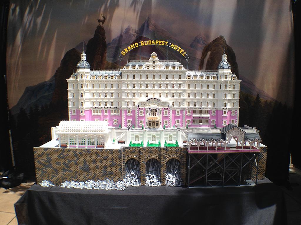 The Grand Budapest Hotel Made With Over 50,000 Lego - Grand Hotel Budapest Lego , HD Wallpaper & Backgrounds