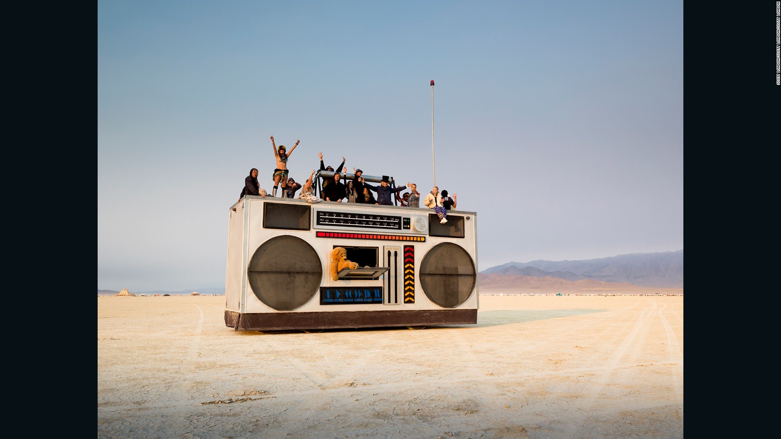 Burning Man's Art Cars - Giant Radio Burning Man , HD Wallpaper & Backgrounds