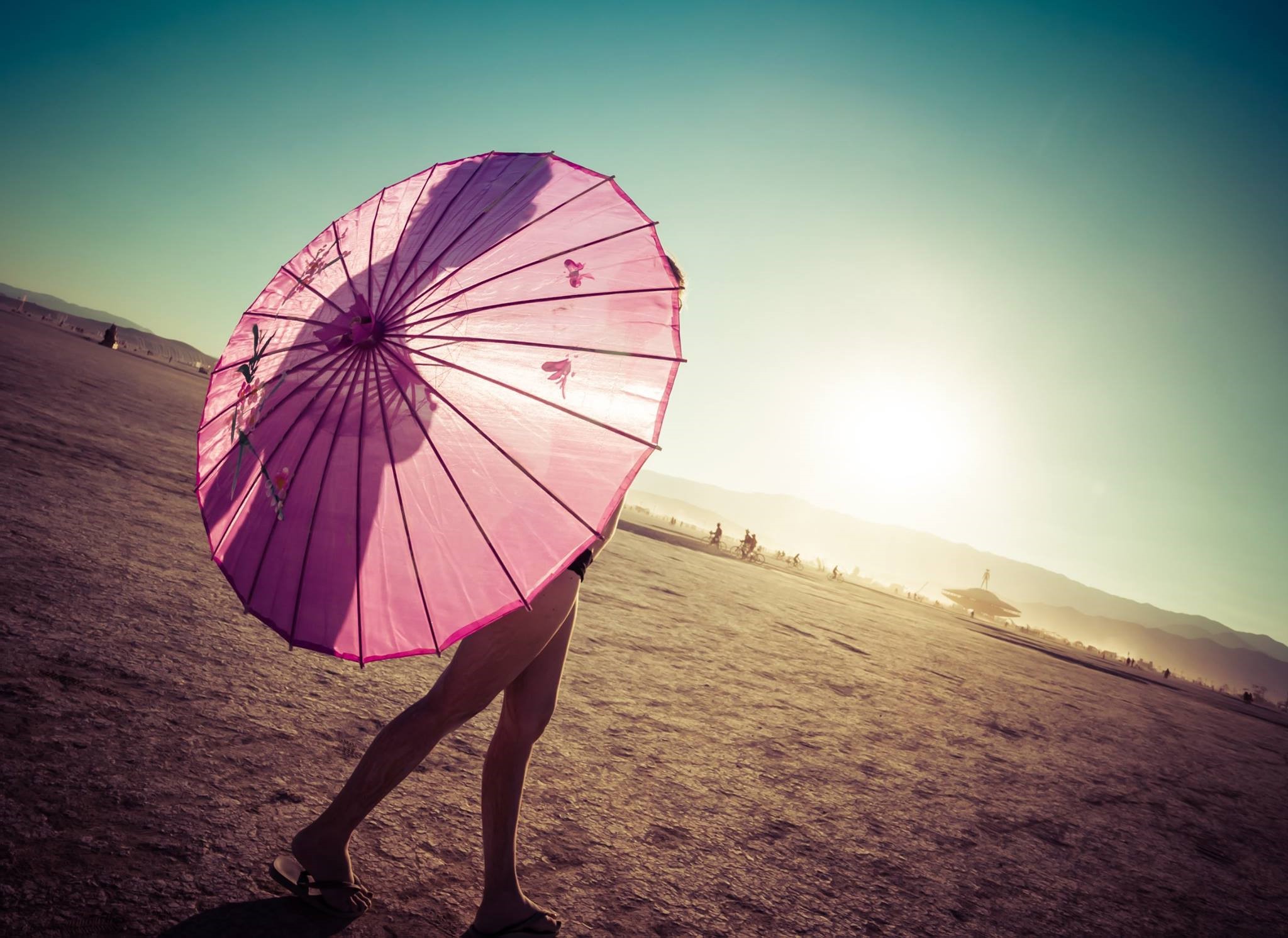Trey Ratcliff Burning Man Desert Umbrella Wallpaper - Girl , HD Wallpaper & Backgrounds