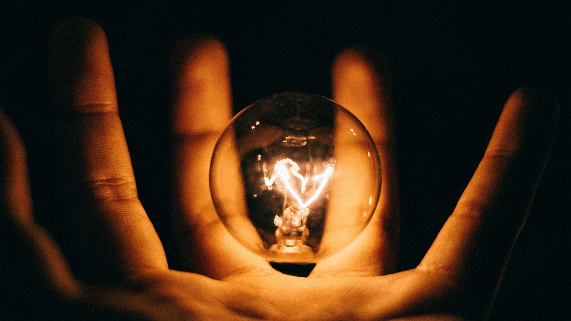 Wallpaper Light Bulb, Hand, Palm, Dark, Electricity - Eskom Loadshedding , HD Wallpaper & Backgrounds