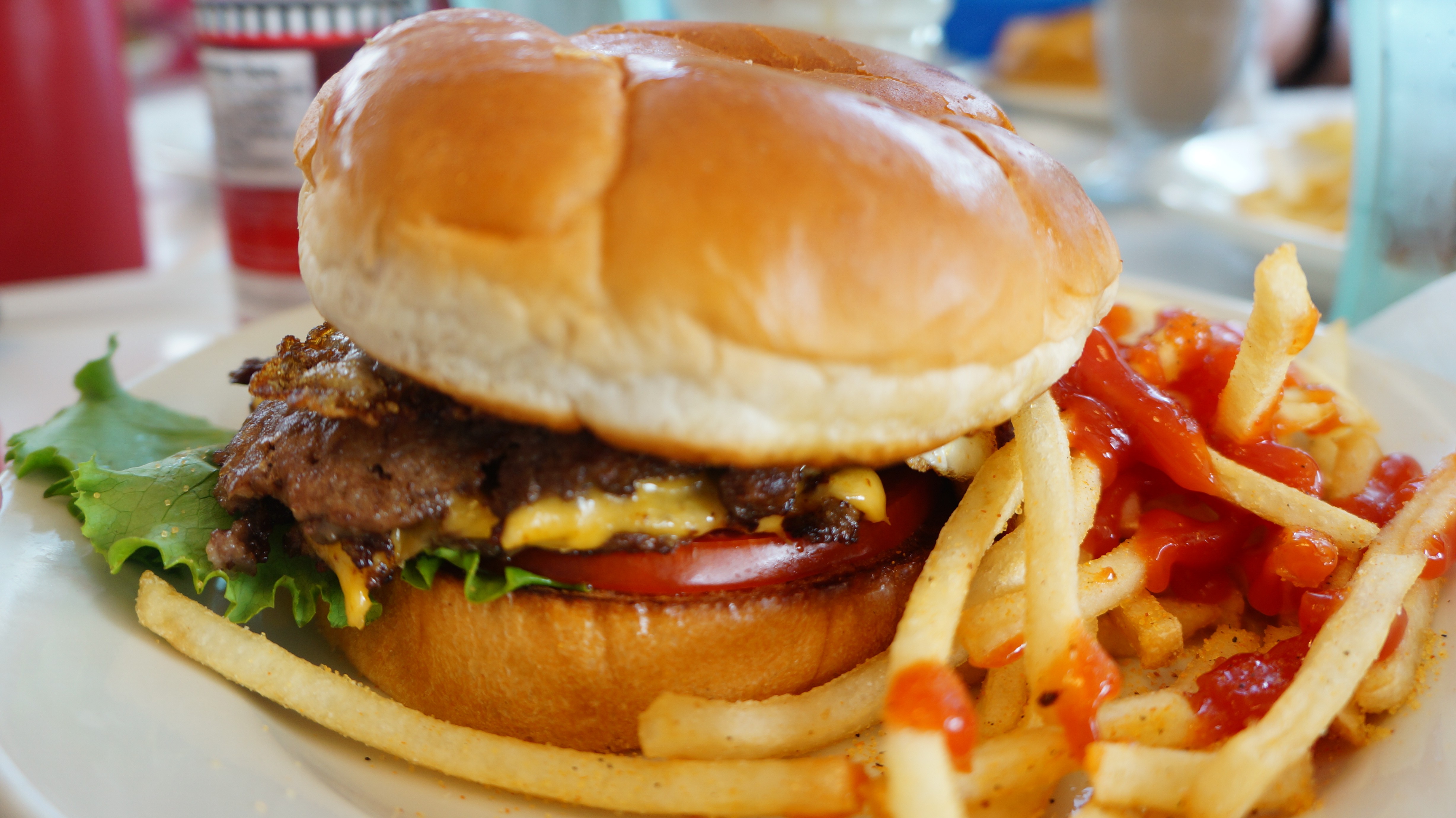 Burger And Fries Wallpaper - Burger , HD Wallpaper & Backgrounds