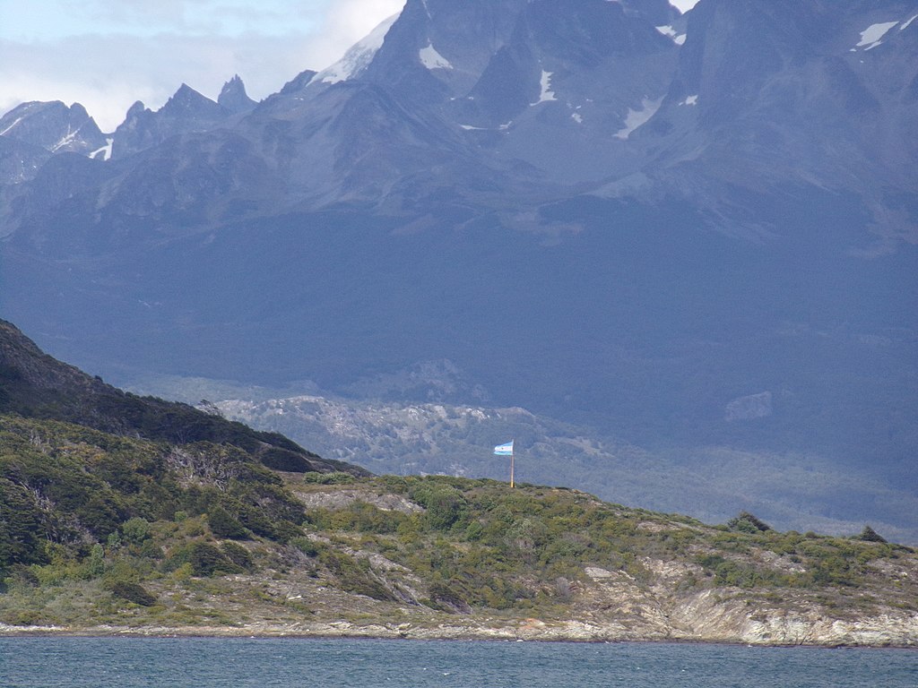 Bandera Argentina En Isla Redonda, Tierra Del Fuego - Summit , HD Wallpaper & Backgrounds