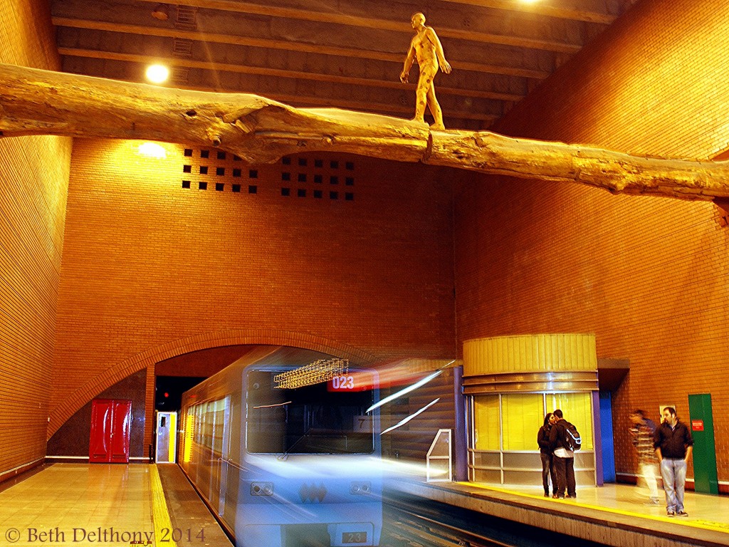 El Puente Art Installation By Osvaldo Peña At Metro - Places To Visit In Santiago Chile , HD Wallpaper & Backgrounds