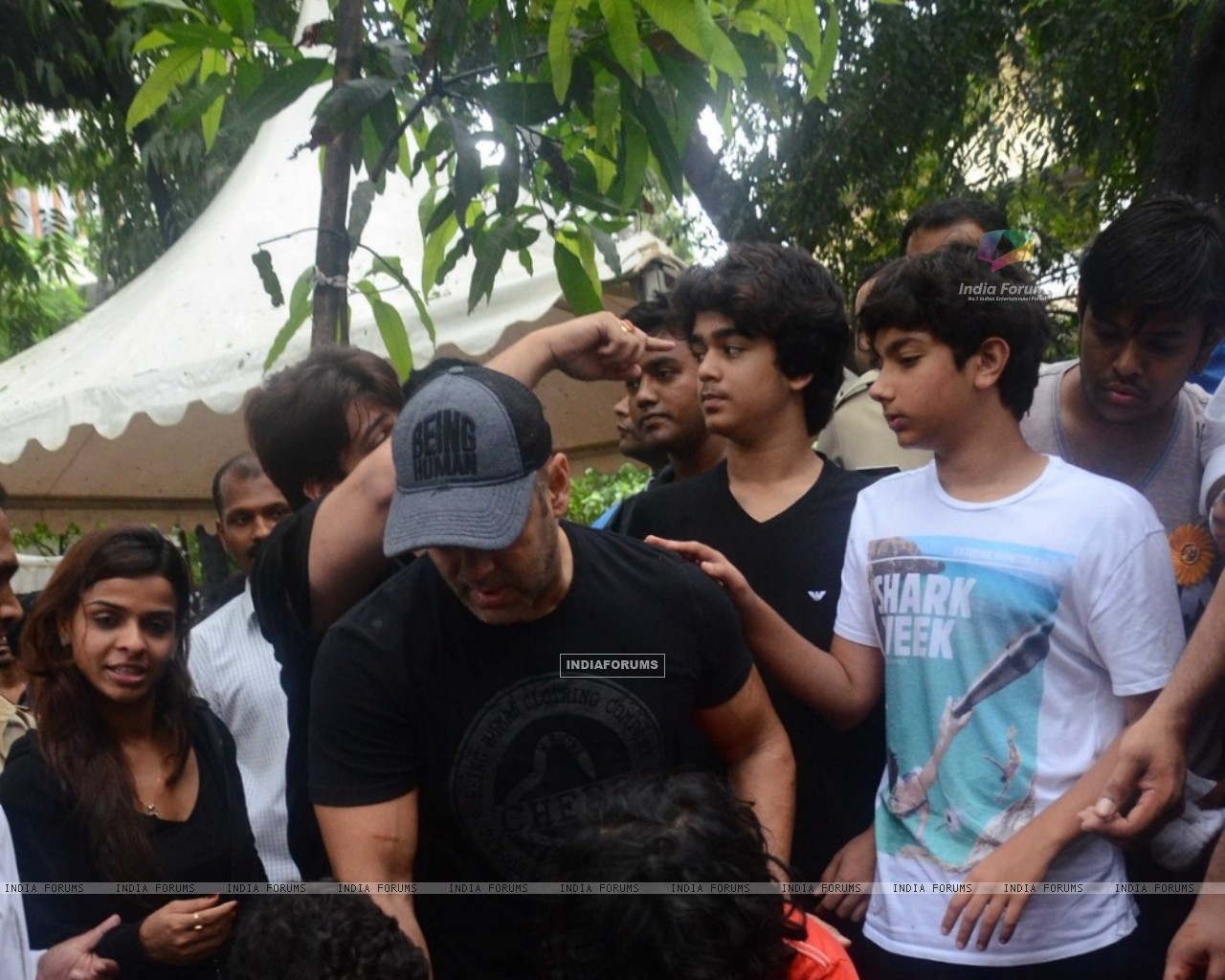 Salman Khan At A Tree Plantation Event In Collaboration - Crowd , HD Wallpaper & Backgrounds