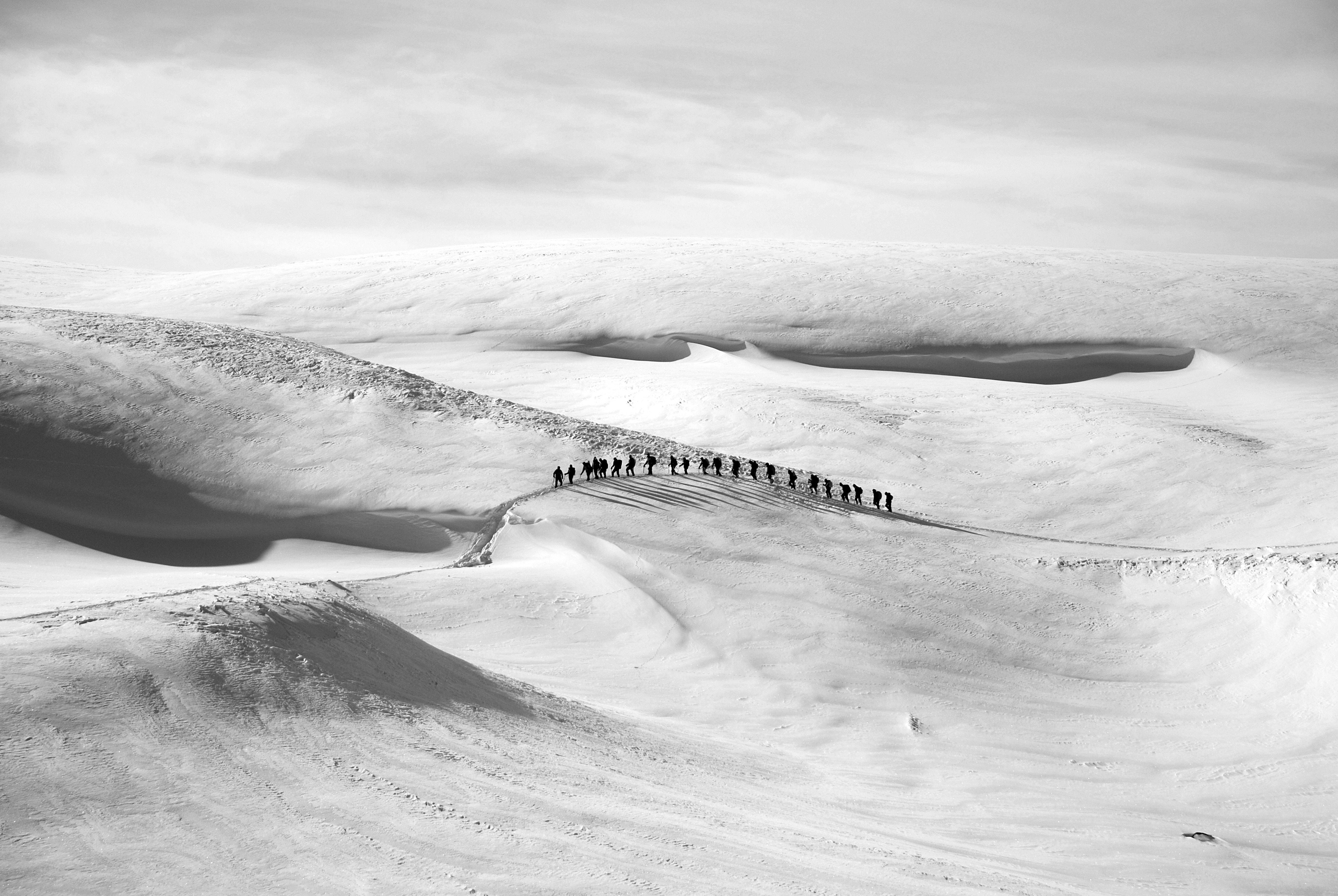 Black And White Ice Mountains People Snow Trekking - Szare Obrazy Do Salonu , HD Wallpaper & Backgrounds