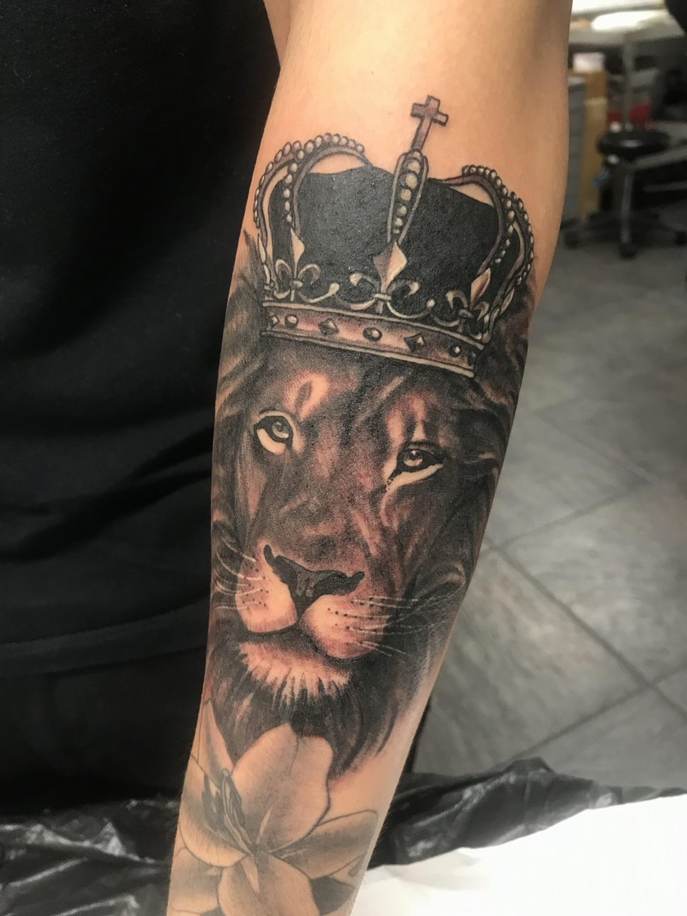 Great Tattoos - Lion With Crown Tattoo On Hand , HD Wallpaper & Backgrounds