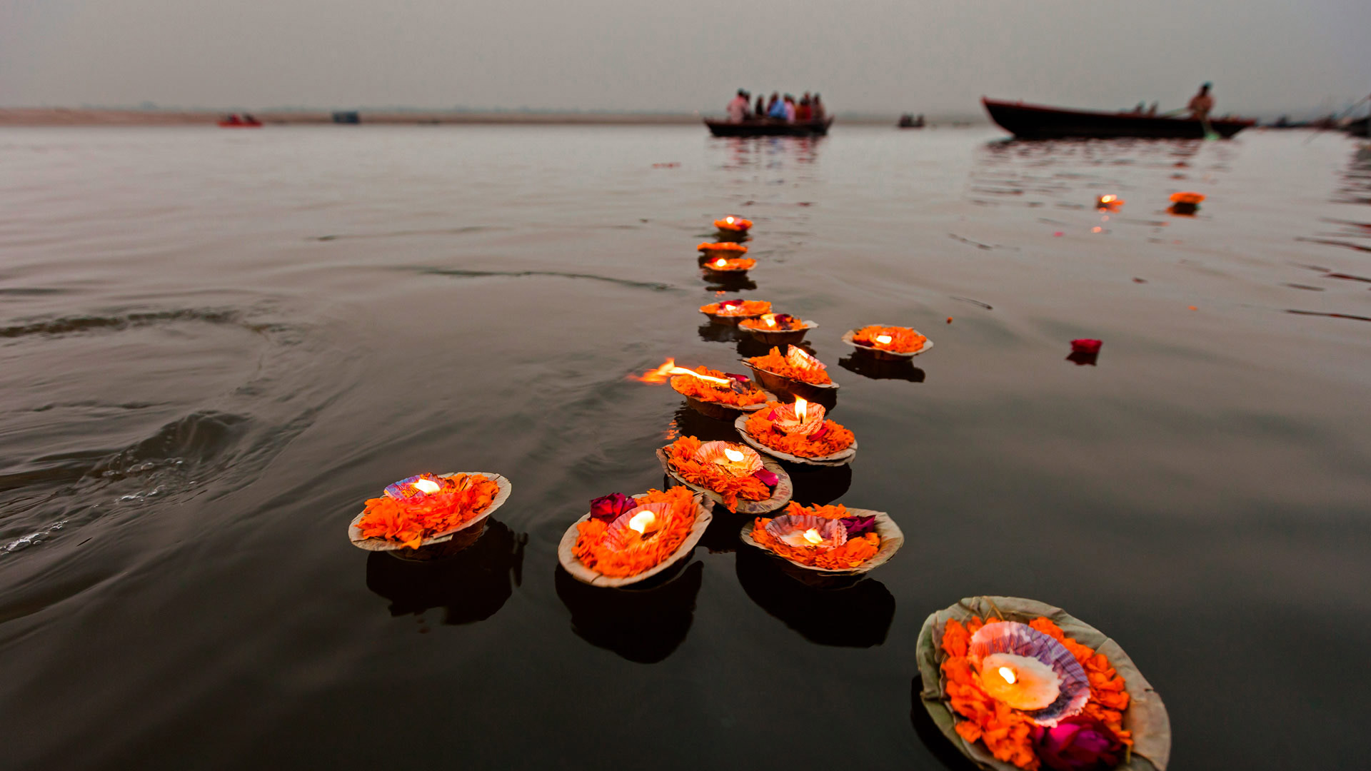 Varanasi Candles - Candles Floating In The Ganges River Varanasi India , HD Wallpaper & Backgrounds