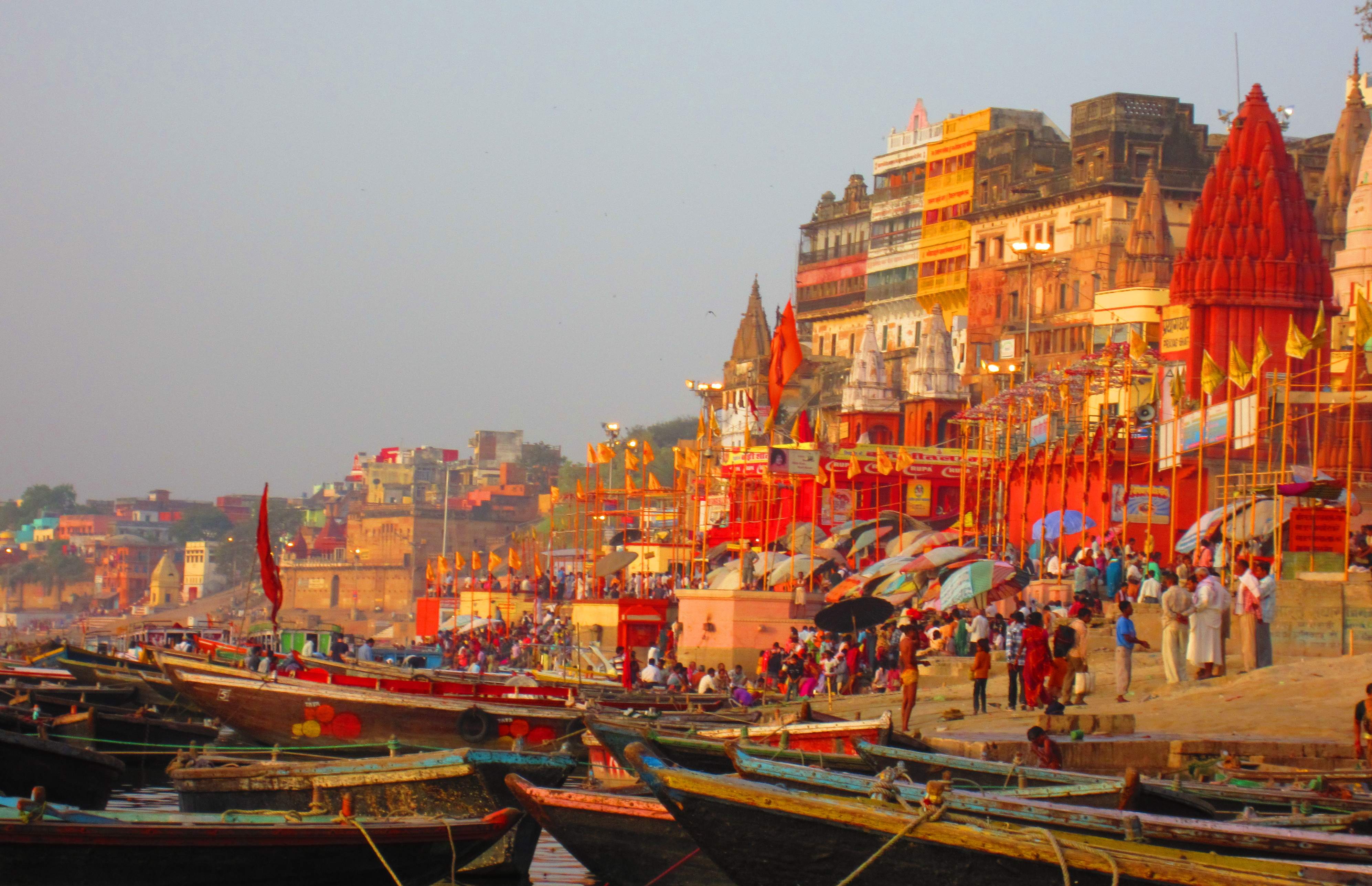 Varanasi Ganga Ghat2 - Dashashwamedh Ghat Varanasi (#1363401) - HD Wallpaper & Backgrounds Download