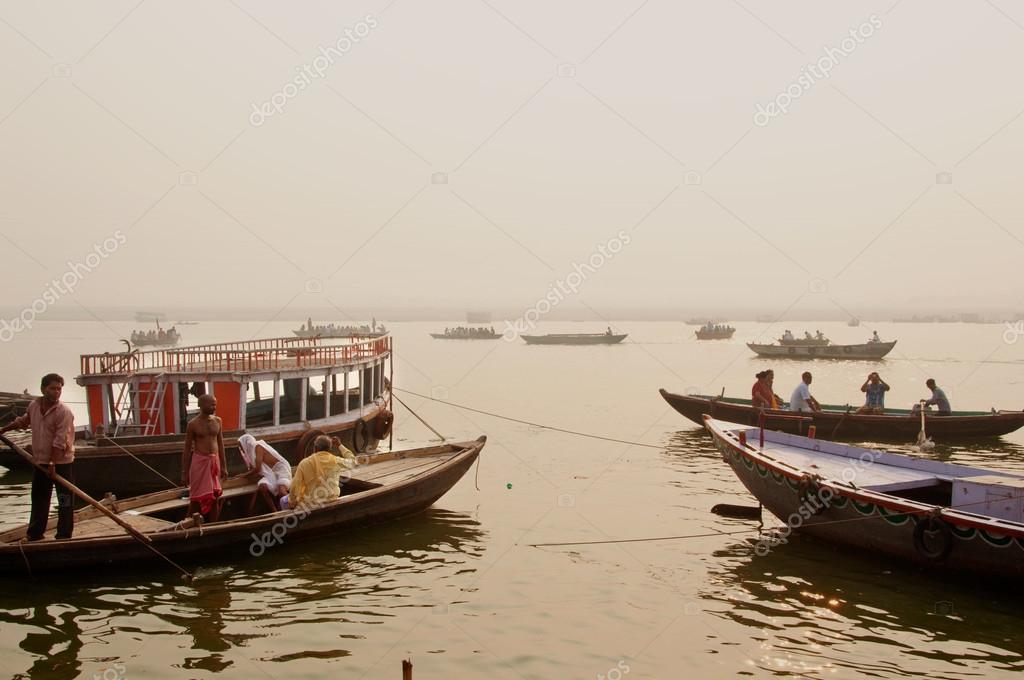 Wallpaper, Misty Morning On The River Ganges, Varanasi - Barque De Pecheur Avec Coucher De Soleil Sur Le Gange , HD Wallpaper & Backgrounds