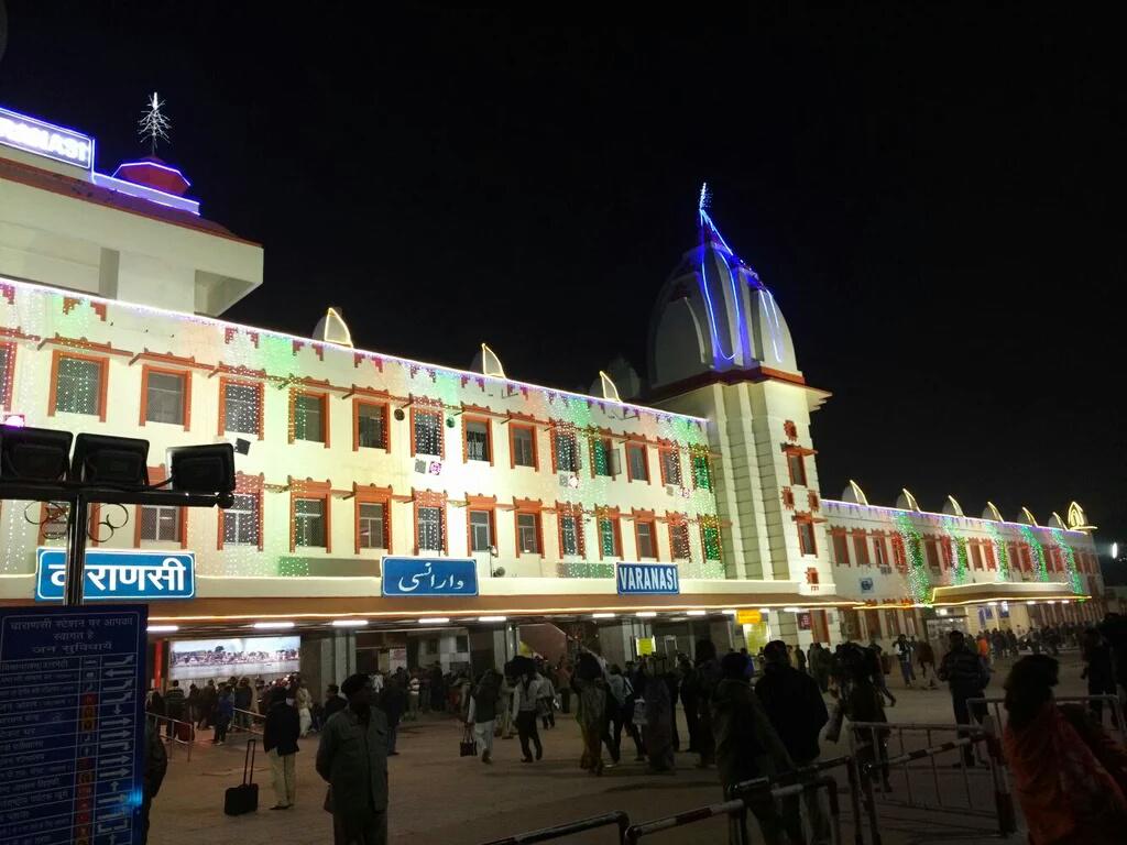 Varanasi Station At Night , HD Wallpaper & Backgrounds
