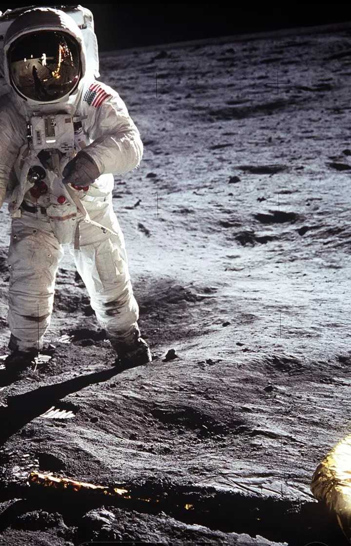 📱hd Wallpaper - Sharechat - Buzz Aldrin On The Moon , HD Wallpaper & Backgrounds