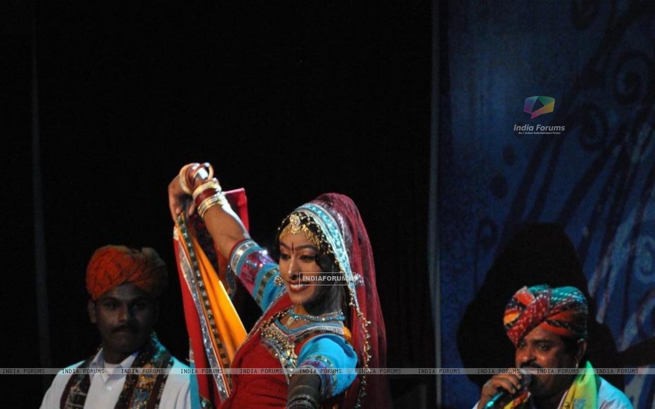 Rajasthan Night Featuring The Langa Of Marwar At Blue - Stage , HD Wallpaper & Backgrounds