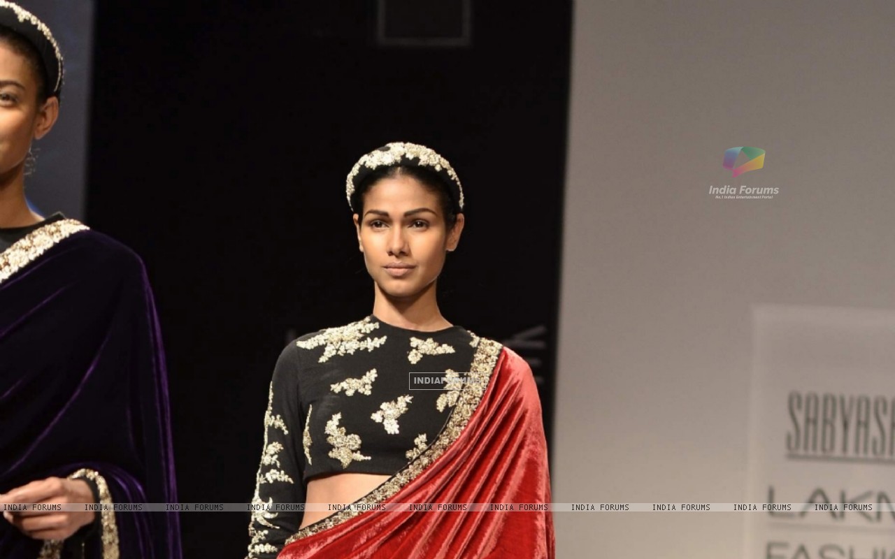 Model Display Creations By Designer Sabyasachi During - Fashion Show , HD Wallpaper & Backgrounds