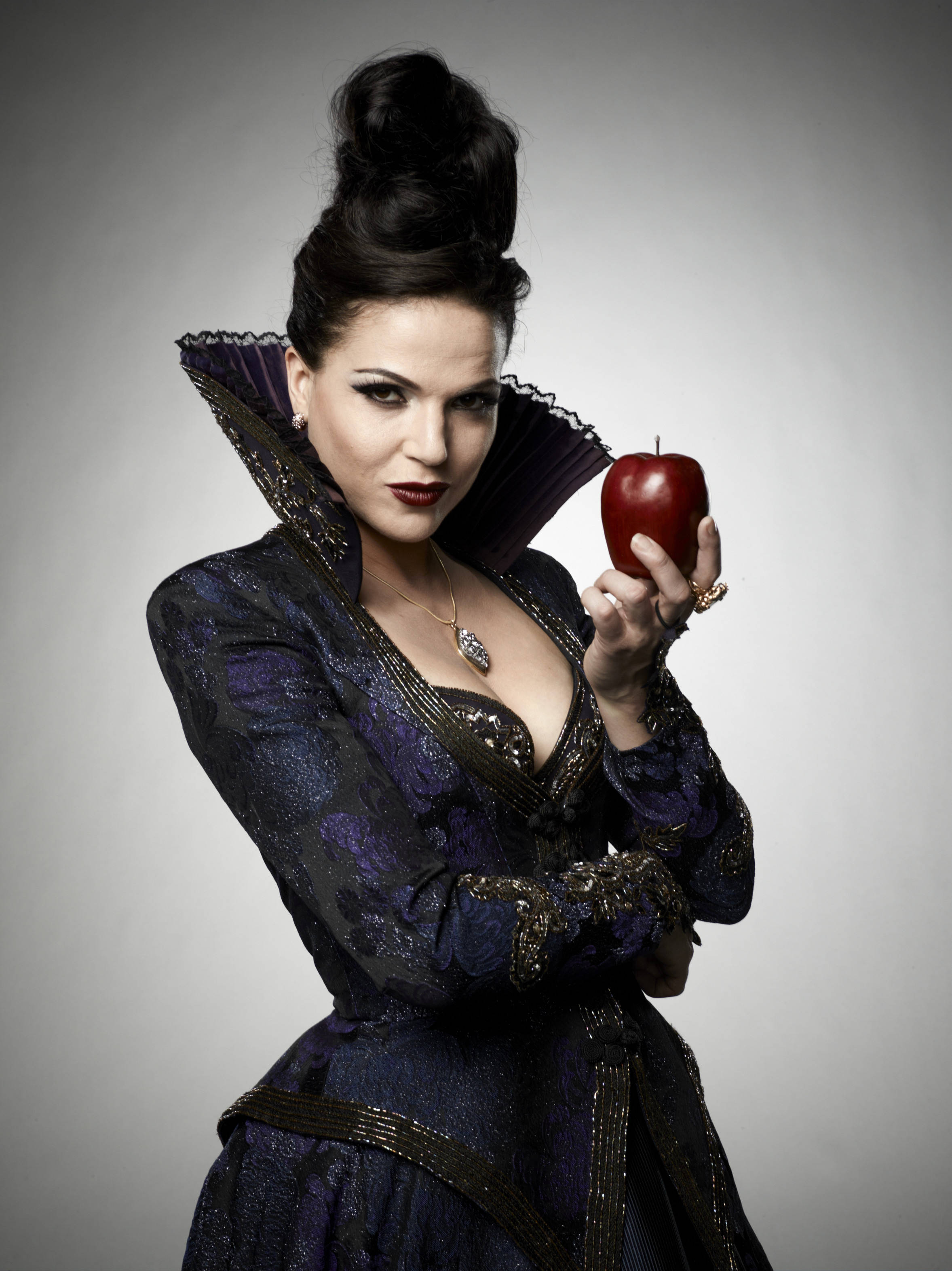 Queen Regina Vs Bellatrix Lestrange - Regina Mills Evil Queen , HD Wallpaper & Backgrounds