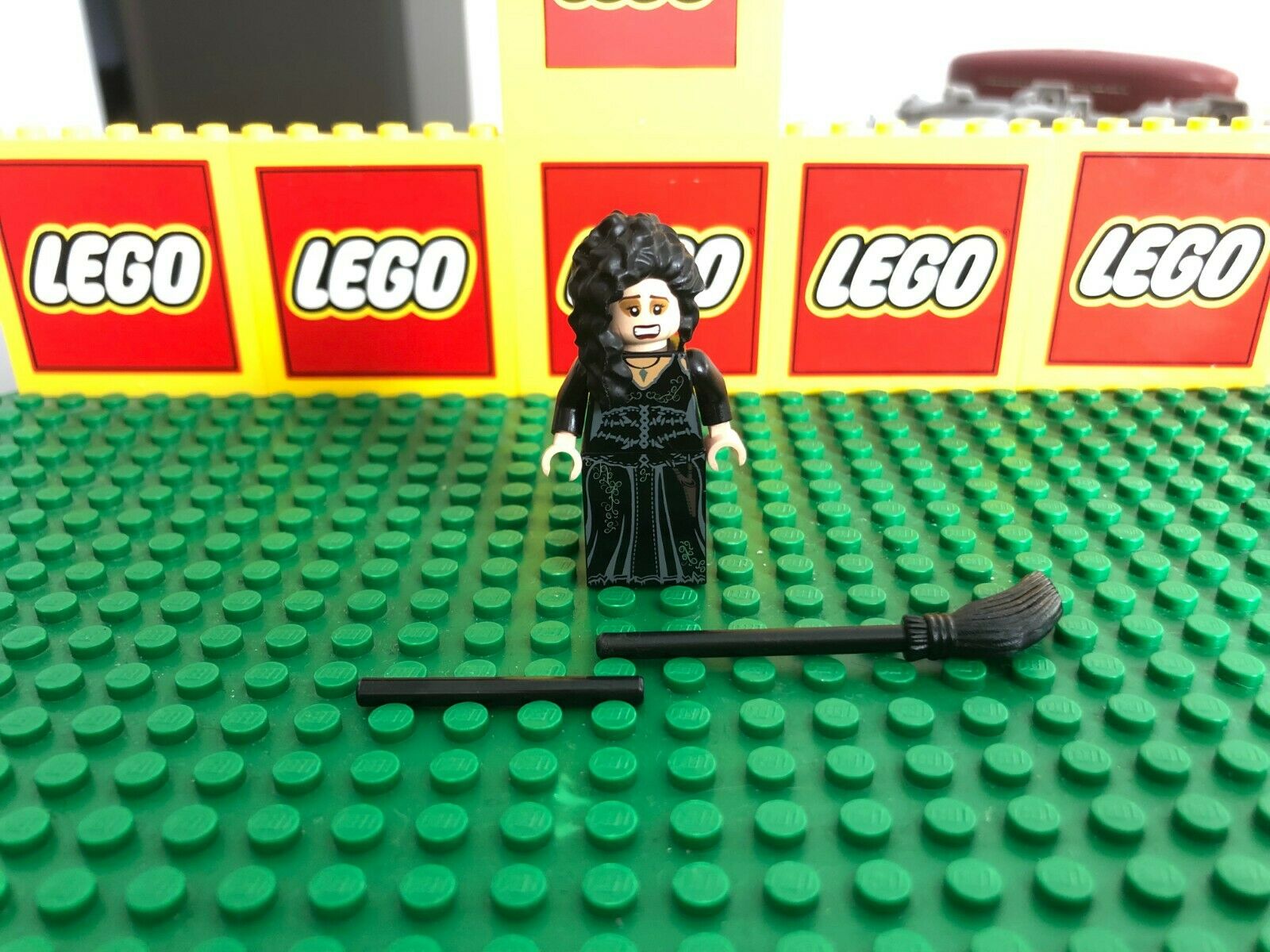 Lego Very Rare Bellatrix Lestrange & Broom Minifigure - Lego Logo , HD Wallpaper & Backgrounds
