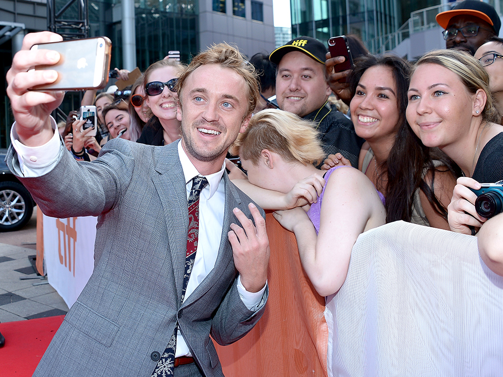 Harry Potter Actor Tom Felton Mobbed By Fans At Toronto - Tom Felton And Fans , HD Wallpaper & Backgrounds
