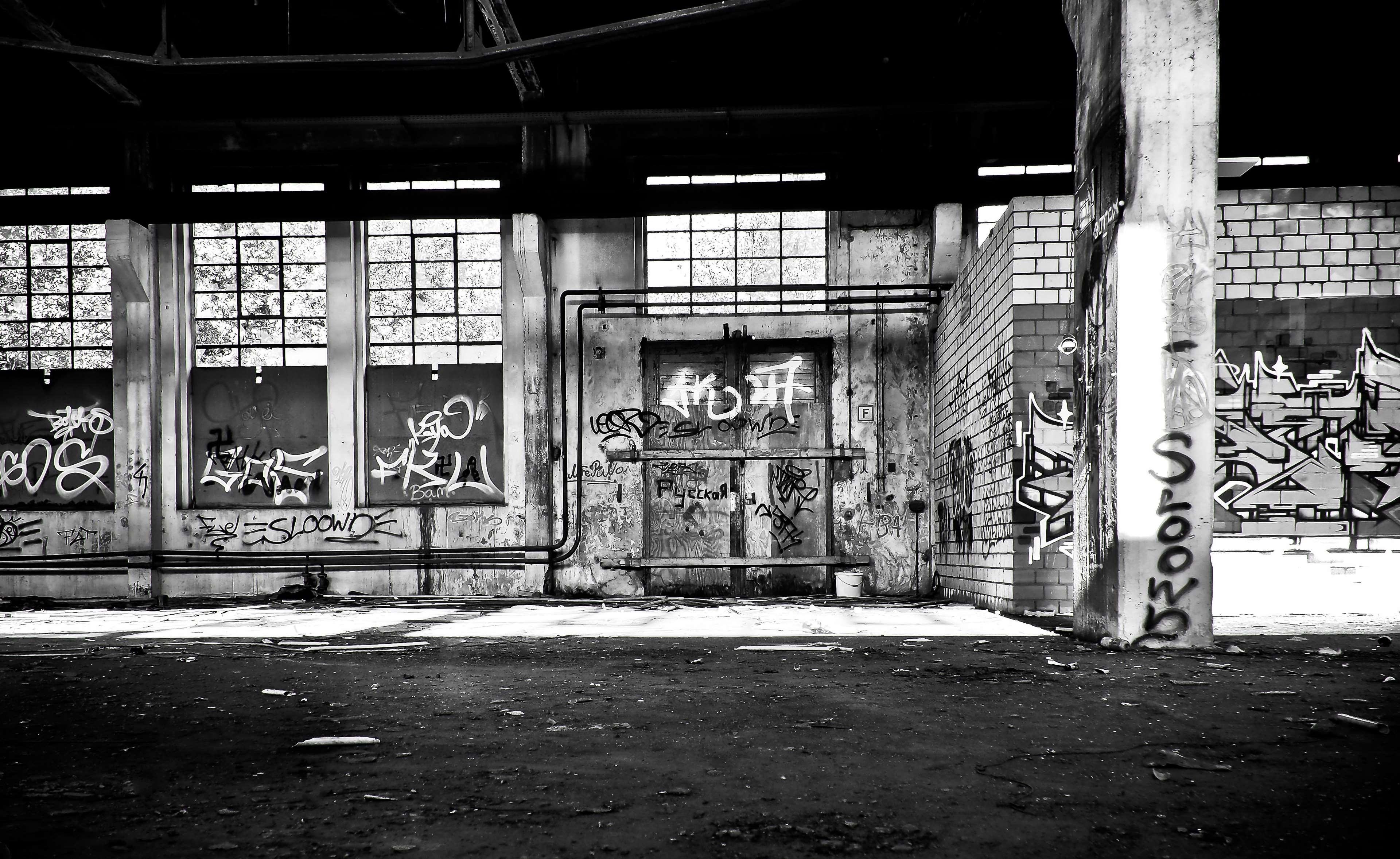 Contrast, Dark, Decay, Destroyed, Destruction, Dilapidated, - Urban Graffiti Black And White , HD Wallpaper & Backgrounds