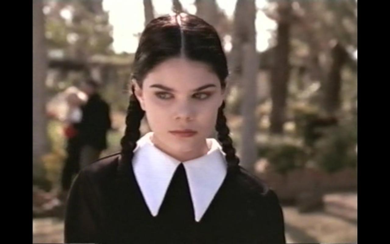 How To Dress As Wednesday Addams - Nicole Fugere , HD Wallpaper & Backgrounds