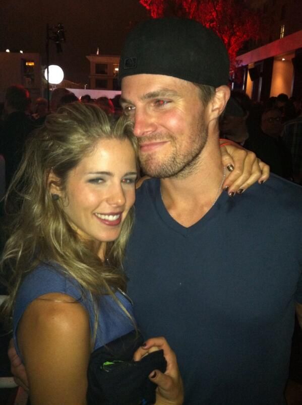 Deaf And Dumb Dating Site - Emily Bett Rickards Stephen Amell , HD Wallpaper & Backgrounds