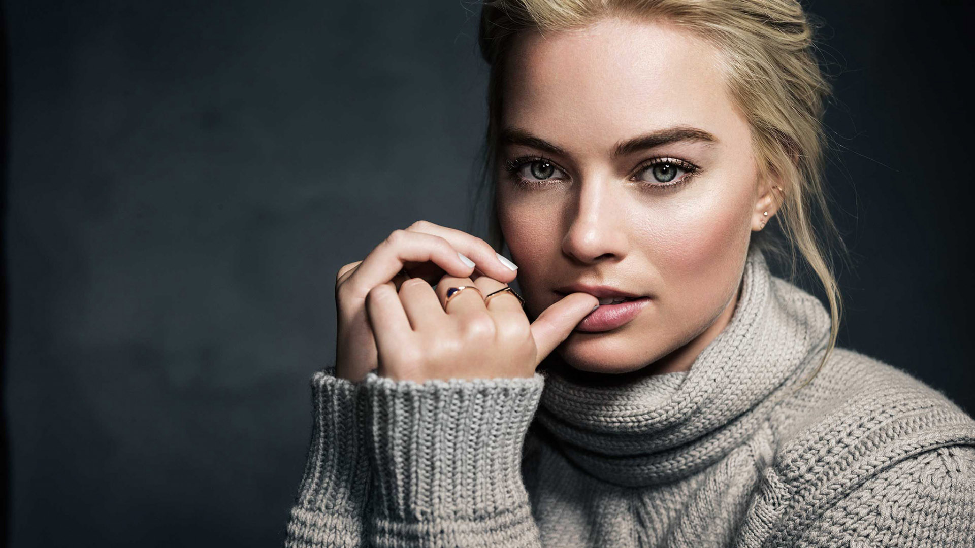 Margot Robbie Pullover Gesture - Margot Robbie , HD Wallpaper & Backgrounds