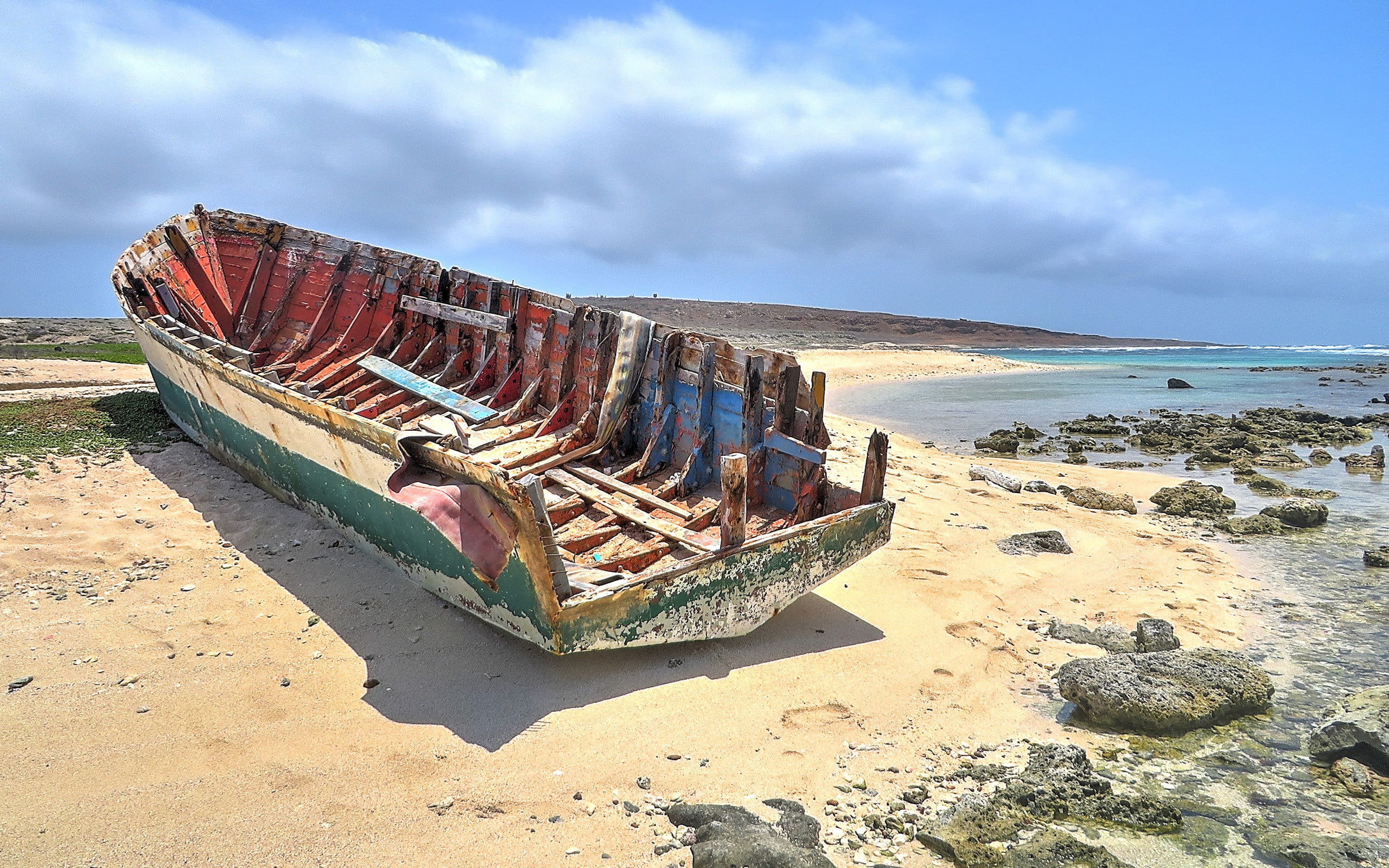 Brown And Green Boat, Baby Beach, Aruba, Beach, Nature - Boat , HD Wallpaper & Backgrounds