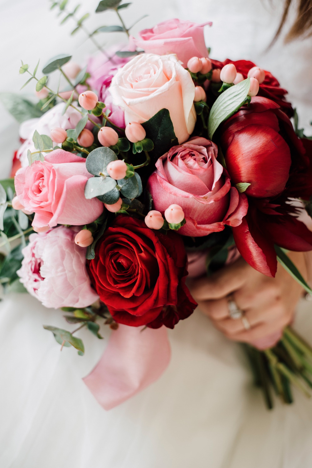 Pink And Red Wedding Rose Bouquet Wallpaper Wpt1007958 - Red And Pink Roses Wedding Bouquet , HD Wallpaper & Backgrounds