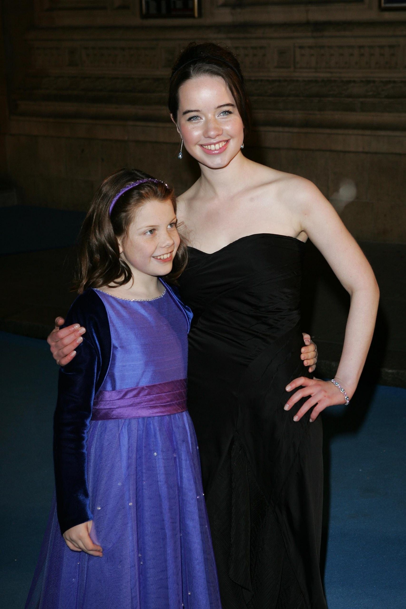Georgie Henley Desktop Wallpapers - Anna Popplewell And Georgie Henley  (#1390655) - HD Wallpaper \u0026 Backgrounds Download, image size:1707x2560