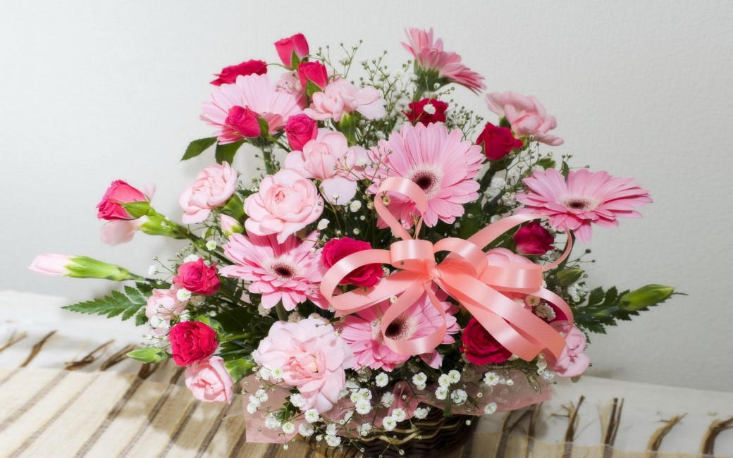 Roses Gerbera Flower Basket Ribbon Greenery - Корзина Цветов С Герберой , HD Wallpaper & Backgrounds